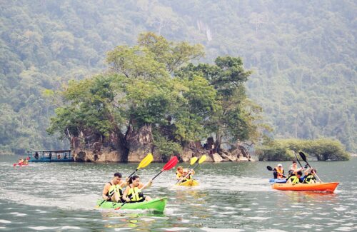 Chèo Thuyền Kayak Tại Hồ Ba Bể