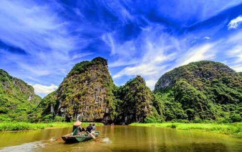 Du khách thích thú khi được ngồi thuyền tham quan