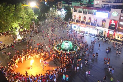 Ha noi dong cua pho di bo ho guom ha noi