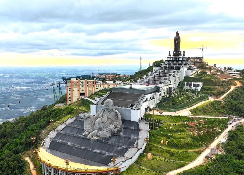 Khu du lịch quốc gia núi bà Đen thu hút khách du lịch ngày đầu năm mới (phóng viên phát tin về ban, đã thông qua trưởng cqtt ạ)